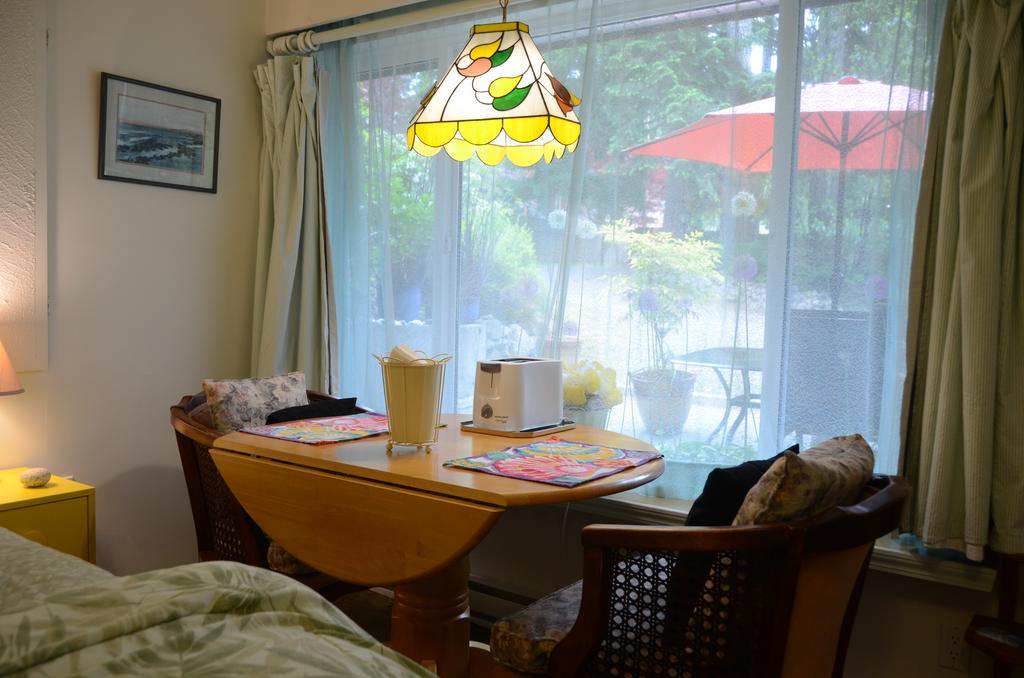 At Nautica Tigh Private Keypad Entrances Bed & Breakfast Qualicum Beach Dış mekan fotoğraf