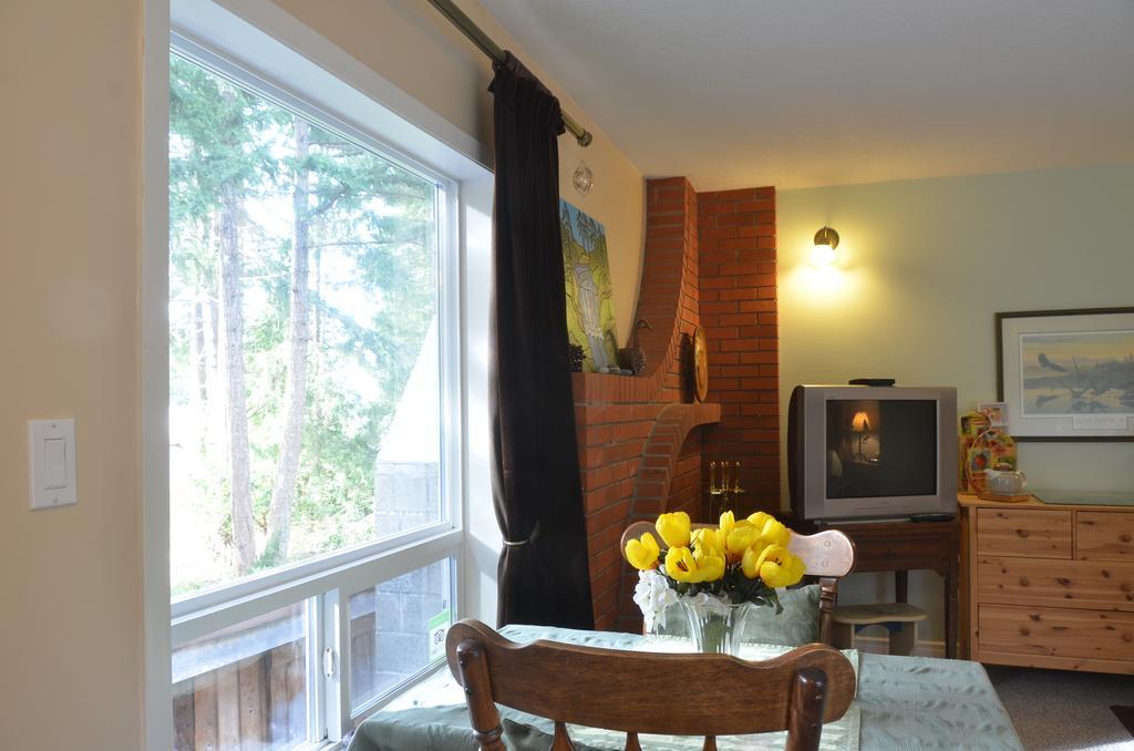 At Nautica Tigh Private Keypad Entrances Bed & Breakfast Qualicum Beach Dış mekan fotoğraf