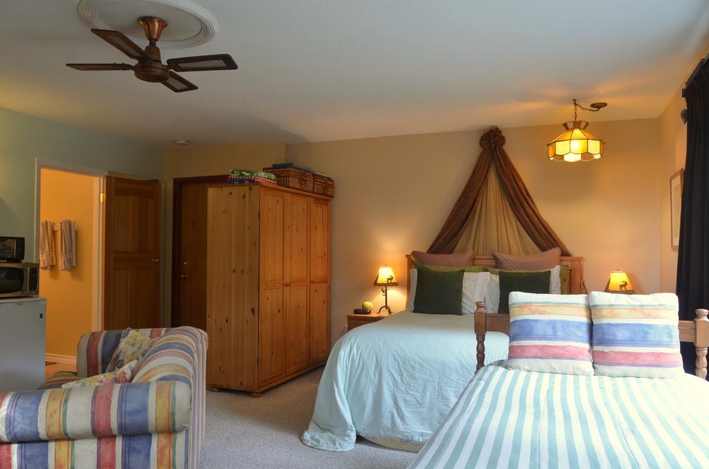 At Nautica Tigh Private Keypad Entrances Bed & Breakfast Qualicum Beach Dış mekan fotoğraf